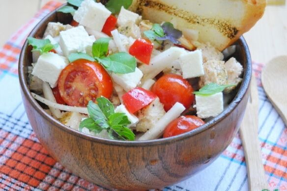 Cereal salad with basmati rice for those who want to lose weight with a Mediterranean diet