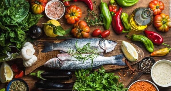 Fish and vegetables are the main products of the Mediterranean diet to lose weight. 