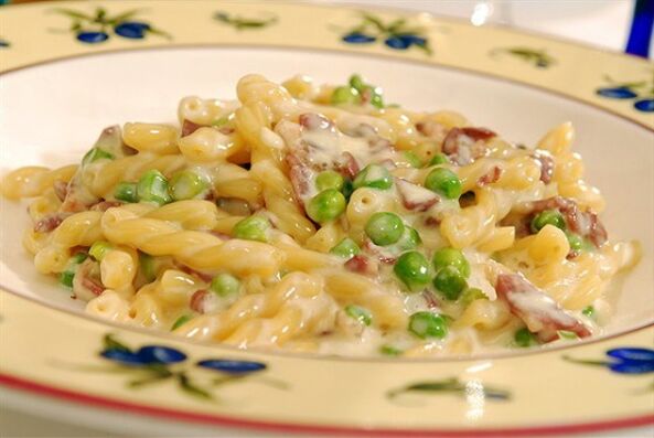 Following the Mediterranean diet, you can cook hearty pasta with peas. 