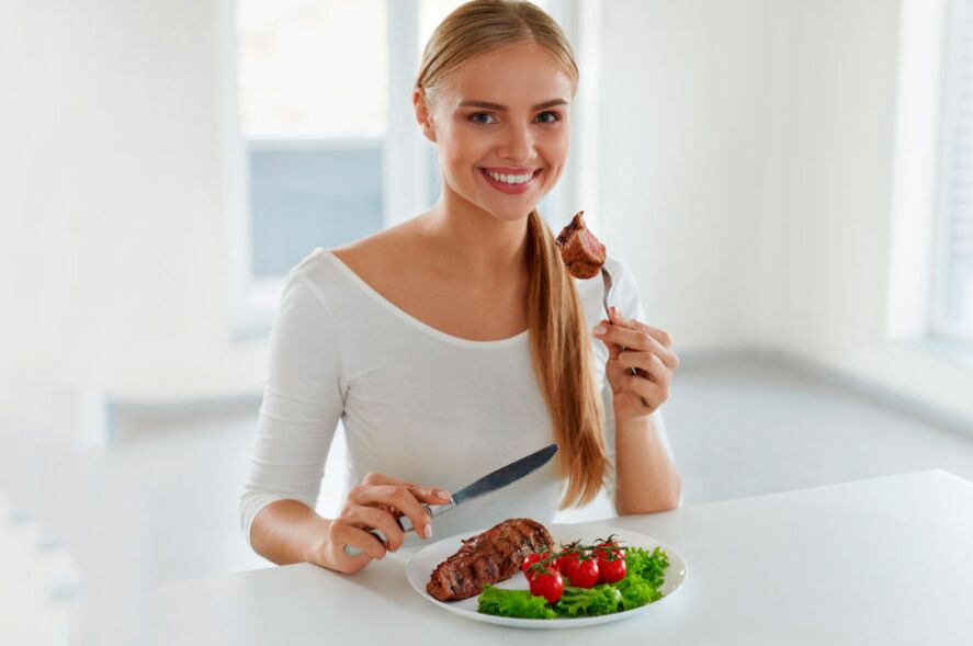 During the alternating period of the Dukan diet, it is necessary to eat protein and vegetable dishes. 