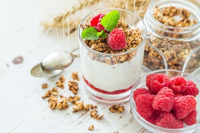 yogurt with raspberries and muesli to lose weight